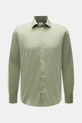 Frontale Nahaufnahme des salbeigrünen 04651/ A trip in a bag Casual Hemd 'Cloudy Shirt' mit schmalem Kragen, französischer Knopfleiste, reiner Baumwolle, Regular Fit, klassischer Sportmanschette und leicht gerundetem Saum, ideal für warme Tage durch leich