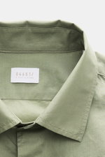 04651/ A trip in a bag Casual Hemd 'Cloudy Shirt' schmaler Kragen salbei, Nahaufnahme von oben, reine Baumwolle, leichte Qualität, weicher Griff, Regular Fit, französische Knopfleiste.