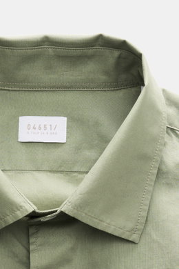04651/ A trip in a bag Casual Hemd 'Cloudy Shirt' schmaler Kragen salbei, Nahaufnahme von oben, reine Baumwolle, leichte Qualität, weicher Griff, Regular Fit, französische Knopfleiste.