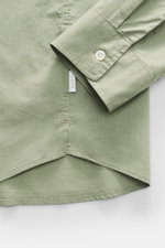 04651/ A trip in a bag Casual Hemd 'Cloudy Shirt' schmaler Kragen salbei, Detailfoto von Saum und Manschette, reine Baumwolle, leichte Qualität, weicher Griff.