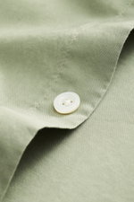 04651/ A trip in a bag Casual Hemd 'Cloudy Shirt' schmaler Kragen salbei Detailaufnahme von Knopf und Naht, reine Baumwolle, leichte Qualität, weicher Griff.
