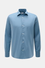 Front view of the 04651/ A trip in a bag Casual shirt 'Cloudy Shirt' slim collar smoky blue, lightweight cotton fabric.

<p><span class="_fadeIn_m1hgl_8">Lightweight and comfortable for hot days: The casual shirt 'Cloudy Shirt' by 04651/ A TRIP IN A BAG h