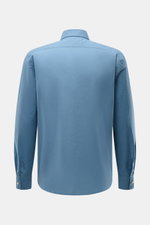 Back view of the 04651/ A trip in a bag Casual shirt 'Cloudy Shirt' slim collar smoky blue in lightweight cotton with long sleeves.

<p><span class="_fadeIn_m1hgl_8">Lightweight and comfortable for hot days: The casual shirt 'Cloudy Shirt' by 04651/ A TRI