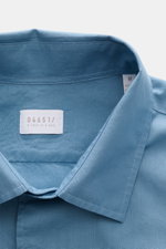 Close-up front view of the 04651/ A trip in a bag Casual shirt 'Cloudy Shirt' slim collar smoky blue, showing collar and label.

<p><span class="_fadeIn_m1hgl_8">Lightweight and comfortable for hot days: The casual shirt 'Cloudy Shirt' by 04651/ A TRIP IN