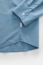 Close-up top view of the cuff and hem of the 04651/ A trip in a bag Casual shirt 'Cloudy Shirt' slim collar smoky blue in lightweight cotton.

<p><span class="_fadeIn_m1hgl_8">Lightweight and comfortable for hot days: The casual shirt 'Cloudy Shirt' by 04