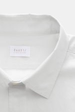 Close-up front view of the collar and label of the 04651/ A trip in a bag Casual shirt 'Cloudy Shirt' slim collar light grey.

<p><span class="_fadeIn_m1hgl_8">Lightweight and comfortable for hot days: The casual shirt 'Cloudy Shirt' by 04651/ A TRIP IN A