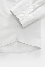 Close-up of the sleeve cuff and side seam of the 04651/ A trip in a bag Casual shirt 'Cloudy Shirt' slim collar light grey, photographed from above, showing pure cotton fabric, lightweight soft feel, regular fit, narrow collar, French button placket, clas