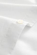 Close-up front perspective of 04651/ A trip in a bag Casual shirt 'Cloudy Shirt' slim collar light grey showing white fabric and a pearl button on the cuff.

<p><span class="_fadeIn_m1hgl_8">Lightweight and comfortable for hot days: The casual shirt 'Clou