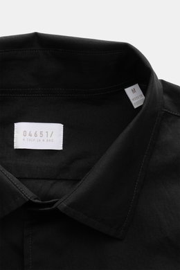Schwarzer schmaler Kragen des 04651/ A trip in a bag Casual Hemd 'Cloudy Shirt' in Nahaufnahme, reine Baumwolle, leichte Qualität.