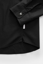 Schwarzes 04651/ A trip in a bag Casual Hemd 'Cloudy Shirt' mit schmalem Kragen, französischer Knopfleiste, klassischer Manschette und Weblabel, Detailansicht.