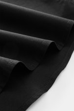 Schwarzes 04651/ A trip in a bag Casual Hemd 'Cloudy Shirt' mit schmalem Kragen, leichte Baumwolle, Detailaufnahme des Saums aus seitlicher Perspektive.