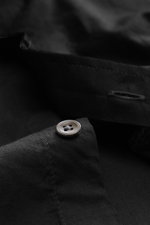 Schwarzes 04651/ A trip in a bag Casual Hemd 'Cloudy Shirt' mit schmalem Kragen, Knopf und französischer Knopfleiste, Nahaufnahme von vorne.