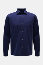 Front view of the 04651/ A trip in a bag Seersucker shirt Kent collar navy, a pure cotton casual shirt with seersucker texture, button placket, patch pocket, and barrel cuffs. Effortlessly casual: This shirt made of pure cotton by 04651/ A TRIP IN A BAG i