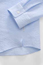 Hellblau/weiß gestreifte Nahaufnahme des Ärmels mit Knopf und Saum des 04651/ A trip in a bag Casual Hemd 'Seersucker Guru' Grandad-Kragen, Seersucker-Baumwolle mit Stretch.