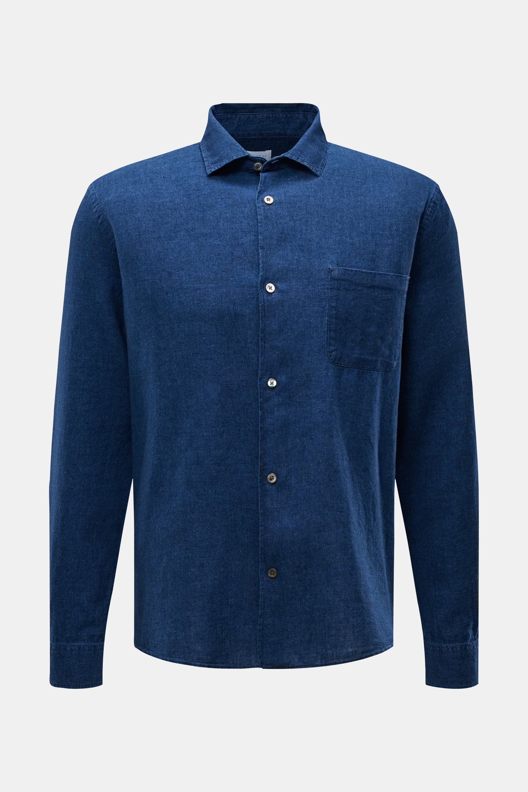 Frontale Nahaufnahme des 04651/ A trip in a bag Casual Hemd 'Indigo Shirt' schmaler Kragen navy aus Leinen-Baumwoll-Mix mit Brusttasche.