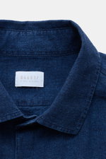 Close-up front top view of the collar and label on the 04651/ A trip in a bag Casual shirt 'Indigo Shirt' slim collar navy.

Description: <p>Relaxed with an authentic character: The casual shirt 'Indigo Shirt' by <span class="hover:entity-accent entity-un