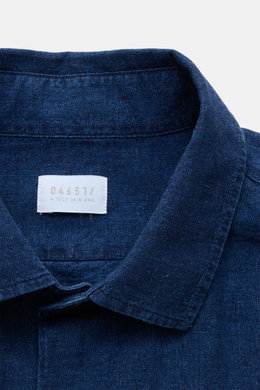 Close-up front top view of the collar and label on the 04651/ A trip in a bag Casual shirt 'Indigo Shirt' slim collar navy.

Description: <p>Relaxed with an authentic character: The casual shirt 'Indigo Shirt' by <span class="hover:entity-accent entity-un