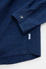 Close-up view of the cuff and hem of the 04651/ A trip in a bag Casual shirt 'Indigo Shirt' slim collar navy in a linen-cotton blend with a soft feel. Relaxed with an authentic character: The casual shirt 'Indigo Shirt' by 04651/ A TRIP IN A BAG features 
