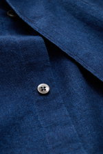 Close-up front view of the navy linen-cotton blend fabric and button of the 04651/ A trip in a bag Casual shirt 'Indigo Shirt' slim collar navy. 

<p>Relaxed with an authentic character: The casual shirt 'Indigo Shirt' by <span class="hover:entity-accent 
