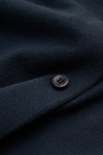04651/ A trip in a bag Piqué-Hemd schmaler Kragen navy in Nahaufnahme, Detail der feinen Baumwoll-Piqué-Struktur und Knopfleiste.