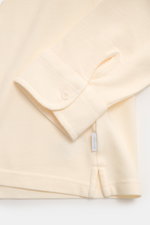 04651/ A trip in a bag Piqué-Hemd schmaler Kragen creme, Detailfoto von Ärmel und Saum, reine Baumwolle, feine Piqué-Struktur, garment dyed, Regular Fit.