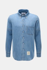 Frontale Nahaufnahme eines rauchblauen Thom Browne Jeanshemds Button-Down-Kragen aus reiner Baumwolle mit Brusttasche und gerundetem Saum.