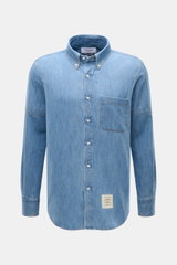Frontale Nahaufnahme eines rauchblauen Thom Browne Jeanshemds Button-Down-Kragen aus reiner Baumwolle mit Brusttasche und gerundetem Saum.