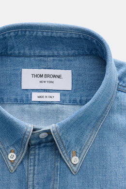 Nahaufnahme von Thom Browne Jeanshemd Button-Down-Kragen rauchblau, Regular Fit, reine Baumwolle, leicht griffig, von oben fotografiert.