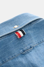 Thom Browne Jeanshemd Button-Down-Kragen rauchblau aus reiner Baumwolle, Nahaufnahme von Kragen und Streifen-Print, leicht griffige Haptik.