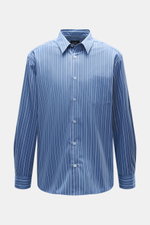 A.P.C. Casual Hemd 'Malo' Kent-Kragen rauchblau/weiß gestreift, Frontansicht, reine Baumwolle, Oversized Fit, glatter Griff, französische Knopfleiste, klassische Sportmanschette, leicht gerundeter Saum.