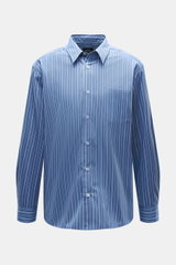 A.P.C. Casual Hemd 'Malo' Kent-Kragen rauchblau/weiß gestreift, Frontansicht, reine Baumwolle, Oversized Fit, glatter Griff, französische Knopfleiste, klassische Sportmanschette, leicht gerundeter Saum.