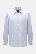 A.P.C. Casual Hemd 'Malo' Kent-Kragen hellblau/weiß gestreift, frontale Nahaufnahme, reine Baumwolle, Oversized Fit, französische Knopfleiste.