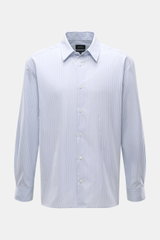 A.P.C. Casual Hemd 'Malo' Kent-Kragen hellblau/weiß gestreift, frontale Nahaufnahme, reine Baumwolle, Oversized Fit, französische Knopfleiste.