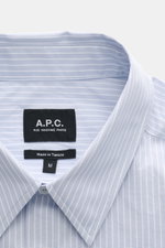 A.P.C. Casual Hemd 'Malo' Kent-Kragen hellblau/weiß gestreift, Nahaufnahme von oben, reine Baumwolle, Oversized Fit, klassische Details.