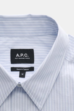 A.P.C. Casual Hemd 'Malo' Kent-Kragen hellblau/weiß gestreift, Nahaufnahme von oben, reine Baumwolle, Oversized Fit, klassische Details.