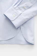 A.P.C. Casual Hemd 'Malo' Kent-Kragen hellblau/weiß gestreift, Detailfoto von Ärmel mit klassischer Sportmanschette, französischer Knopfleiste, glattem Griff, reine Baumwolle, Oversized Fit, leicht gerundeter Saumverlauf.