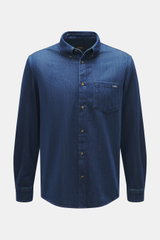 A.P.C. Jeanshemd 'Greg' navy, frontale Nahaufnahme, reine Baumwolle, weicher Griff, Oversized, Button-Down-Kragen, Brusttasche, französische Knopfleiste, dezentes Logo-Stitching, Sportmanschette, gerundeter Saum.