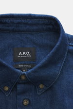 Nahaufnahme des A.P.C. Jeanshemds 'Greg' navy von oben, reine Baumwolle, weicher Griff, Oversized, Button-Down-Kragen, Brusttasche, französische Knopfleiste, dezentes Logo-Stitching, Sportmanschette, gerundeter Saumverlauf.