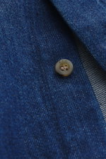 Nahaufnahme des A.P.C. Jeanshemds 'Greg' navy mit dezenter Logo-Knopfleiste, reine Baumwolle, weicher Griff, Oversized, Button-Down-Kragen, Brusttasche, französische Knopfleiste, klassische Sportmanschette, gerundeter Saum.