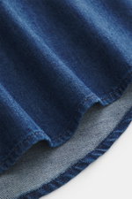 A.P.C. Jeanshemd 'Greg' navy aus reiner Baumwolle mit weichem Griff, Oversized, Button-Down-Kragen, Brusttasche, französischer Knopfleiste, Logo-Stitching, Sportmanschette und gerundetem Saum, Detailaufnahme des Stoffes aus Nahaufnahme.