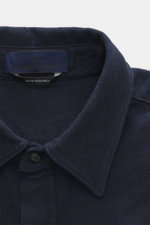 Close-up front view of Stone Island Casual Shirt 'Indigo Denim' navy collar and label, made of soft cotton twill with covered snap button placket.

Description: <p>Cool essential for winter: The sturdy shirt made of cotton twill by STONE ISLAND belongs to