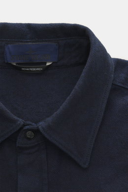Close-up front view of Stone Island Casual Shirt 'Indigo Denim' navy collar and label, made of soft cotton twill with covered snap button placket.

Description: <p>Cool essential for winter: The sturdy shirt made of cotton twill by STONE ISLAND belongs to