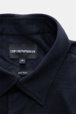 Emporio Armani Jersey-Hemd Kent-Kragen navy, Nahaufnahme von oben, reine Wolle, weicher Griff, Regular Fit, verdeckte Knopfleiste, klassische Sportmanschette, leicht gerundeter Saum, ideal für Herbst und Winter.