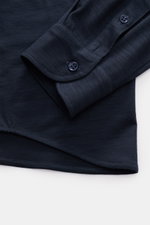 Emporio Armani Jersey-Hemd Kent-Kragen navy, Detailaufnahme von Ärmel mit verdeckter Knopfleiste, reine Wolle, Regular Fit, weicher Griff, Sportmanschette, gerundeter Saum.