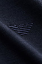 Emporio Armani Jersey-Hemd Kent-Kragen navy in Nahaufnahme, reine Wolle, weicher Griff, Regular Fit, verdeckte Knopfleiste, Sportmanschette, gerundeter Saum.
