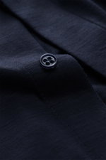 Nahaufnahme aus seitlicher Perspektive des Emporio Armani Jersey-Hemd Kent-Kragen navy mit weichem Griff, verdeckter Knopfleiste und klassischer Sportmanschette.