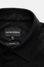 Emporio Armani Jersey-Hemd Kent-Kragen schwarz, Nahaufnahme von oben, Jersey-Hemd aus reiner Wolle mit weichem Griff, Regular Fit, verdeckter Knopfleiste, klassischer Sportmanschette und leicht gerundetem Saum, ideal für Herbst und Winter.