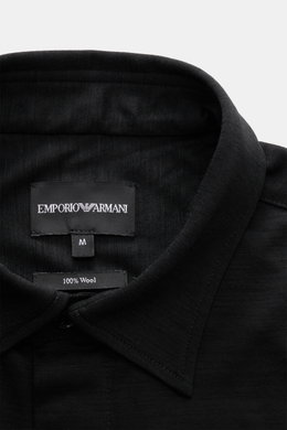 Emporio Armani Jersey-Hemd Kent-Kragen schwarz, Nahaufnahme von oben, Jersey-Hemd aus reiner Wolle mit weichem Griff, Regular Fit, verdeckter Knopfleiste, klassischer Sportmanschette und leicht gerundetem Saum, ideal für Herbst und Winter.