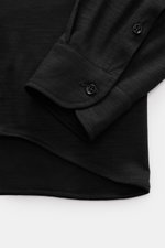 Emporio Armani Jersey-Hemd Kent-Kragen schwarz in Nahaufnahme von Ärmel mit Sportmanschette, verdeckter Knopfleiste, weicher Wolle, Regular Fit, gerundetem Saum.