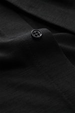 Emporio Armani Jersey-Hemd Kent-Kragen schwarz, Detailaufnahme der verdeckten Knopfleiste aus reiner Wolle mit weichem Griff.